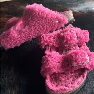 Birkenstock , Arizona Big Buckel fuchsia Tulip . Size 39. Worn 1 time!